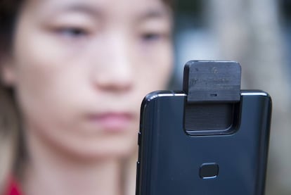 O Asus Zenfone 6 chama a atenção por sua Flip Camera, que consiste em um mecanismo motorizado que levanta o módulo da dupla câmera principal.