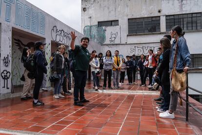 Estudiantes en un recorrido de memoria en el marco de la conmemoración del 16 de mayo de 1984.