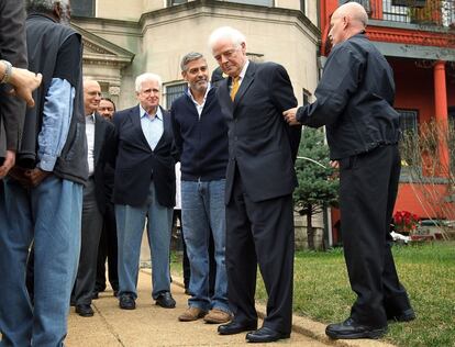 El periodista Nick Clooney, padre del actor, es esposado junto a su hijo y otros activistas durante la protesta a las puertas de la embajada de Sudán.