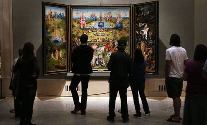 Visitantes de El Prado observan el tríptico de El Bosco 'El jardín de las delicias'.
