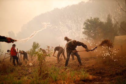 Bomberos y habitantes trabajan en la extinción de un incendio en Santa Juana (Chile).