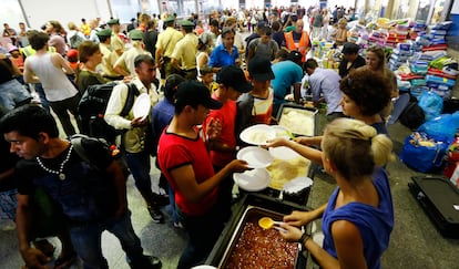 Voluntarios distribuyen comida a los refugiados llegados de Budapest en la estación central del Múnich, en Alemania, el 1 de septiembre de 2015. 