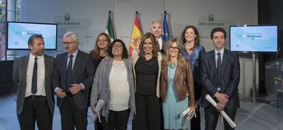 Susana Díaz, con los galardonados con los Premios Andalucía de Periodismo.