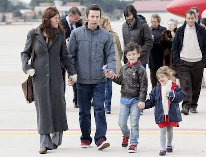 Espinosa junto a su familia y, tras ellos, Garc&iacute;a Vilanova. 