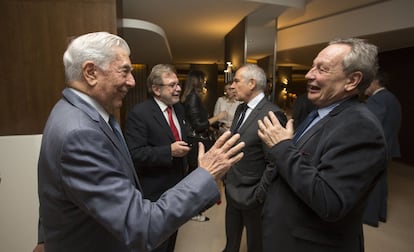 El escritor Mario Vargas Llosa conversa con el periodista Xavier Vidal-Folch, en primer término, mientras dialogan Juan Luis Cebrián, presidente de EL PAÍS y Antonio Caño, director del diario.