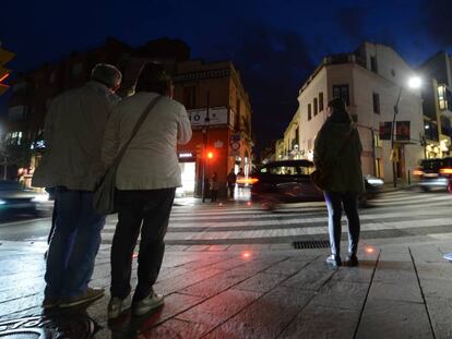 El paso de cebra con semáforos en el suelo para peatones 'zombis en Sant Cugat.