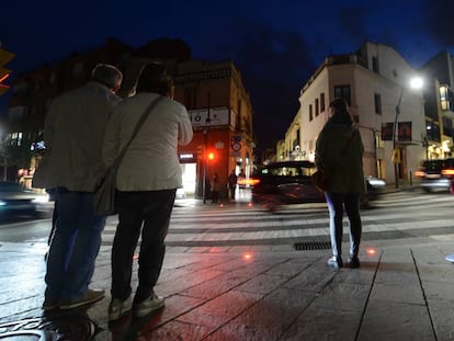 El paso de cebra con semáforos en el suelo para peatones 'zombis en Sant Cugat.