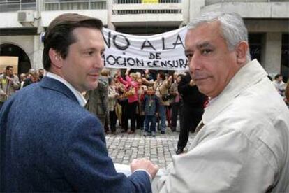 El alcalde de Gibraleón, José Ramón Gómez, y Javier Arenas (derecha), durante la concentración convocada ayer en Huelva contra la moción de censura.