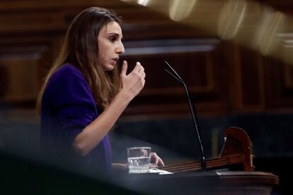 La diputada de Unidas Podemos Lucía Muñoz, durante su intervención este jueves en el Congreso. 