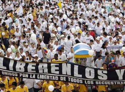 Manifestación en Cali para pedir la liberación de los rehenes en manos de los distintos grupos armados colombianos, en noviembre pasado.