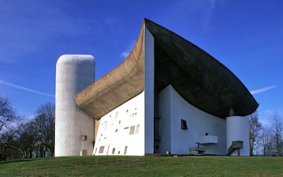 Exterior de Notre Dame de Haut, en Ronchamp (Francia).