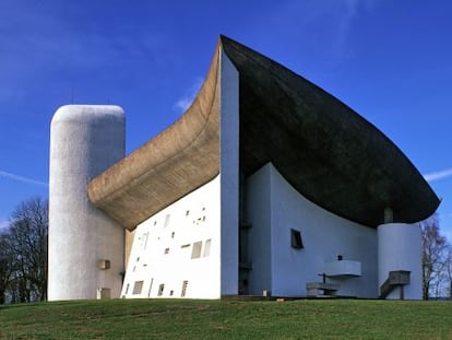 Exterior de Notre Dame de Haut, en Ronchamp (Francia).