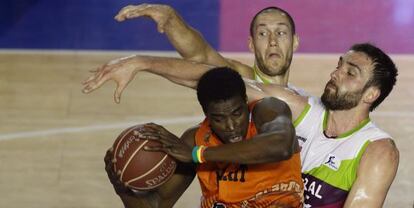 El pívot senegalés del Montakit Fuenlabrada Moussa Diagne y los jugadores del Baskonia Mirza Begic y Kim Tillie, en el encuentro disputado este sábado.