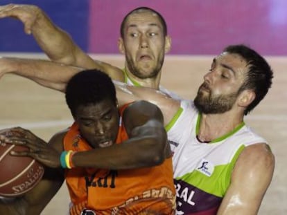 El pívot senegalés del Montakit Fuenlabrada Moussa Diagne y los jugadores del Baskonia Mirza Begic y Kim Tillie, en el encuentro disputado este sábado. 