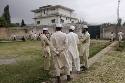 Vecinos de Abbottabad contemplan ayer la casa en la que estaba oculto Bin Laden.