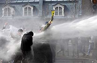 La Policía utilizó mangueras para detener a los manifestantes en Quebec.