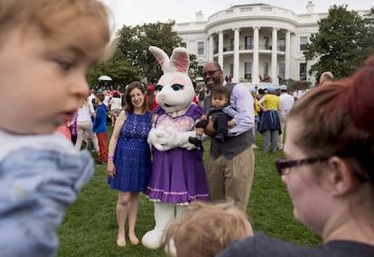 Un conejito de Pascua posa con asistentes durante la celebración.