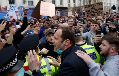 El exportero del Chelsea, Peter Cech, el pasado martes, tratando de dialogar con los hinchas del club londinense que bloqueaban el acceso del autobús del equipo a Stamford Bridge para disputar el encuentro de la Premier League ante el Brighton. REUTERS/Matthew Childs.