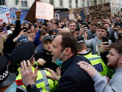 El exportero del Chelsea, Peter Cech, el pasado martes, tratando de dialogar con los hinchas del club londinense que bloqueaban el acceso del autobús del equipo a Stamford Bridge para disputar el encuentro de la Premier League ante el Brighton. REUTERS/Matthew Childs.