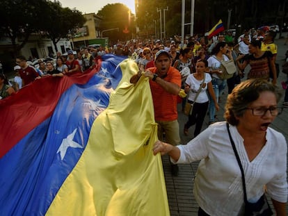 Ciudadanos venezolanos participan en una protesta en contra del Gobierno de Nicolás Maduro en la ciudad colombiana de Cúcuta, en la frontera con Venezuela, el pasado 12 de febrero. 