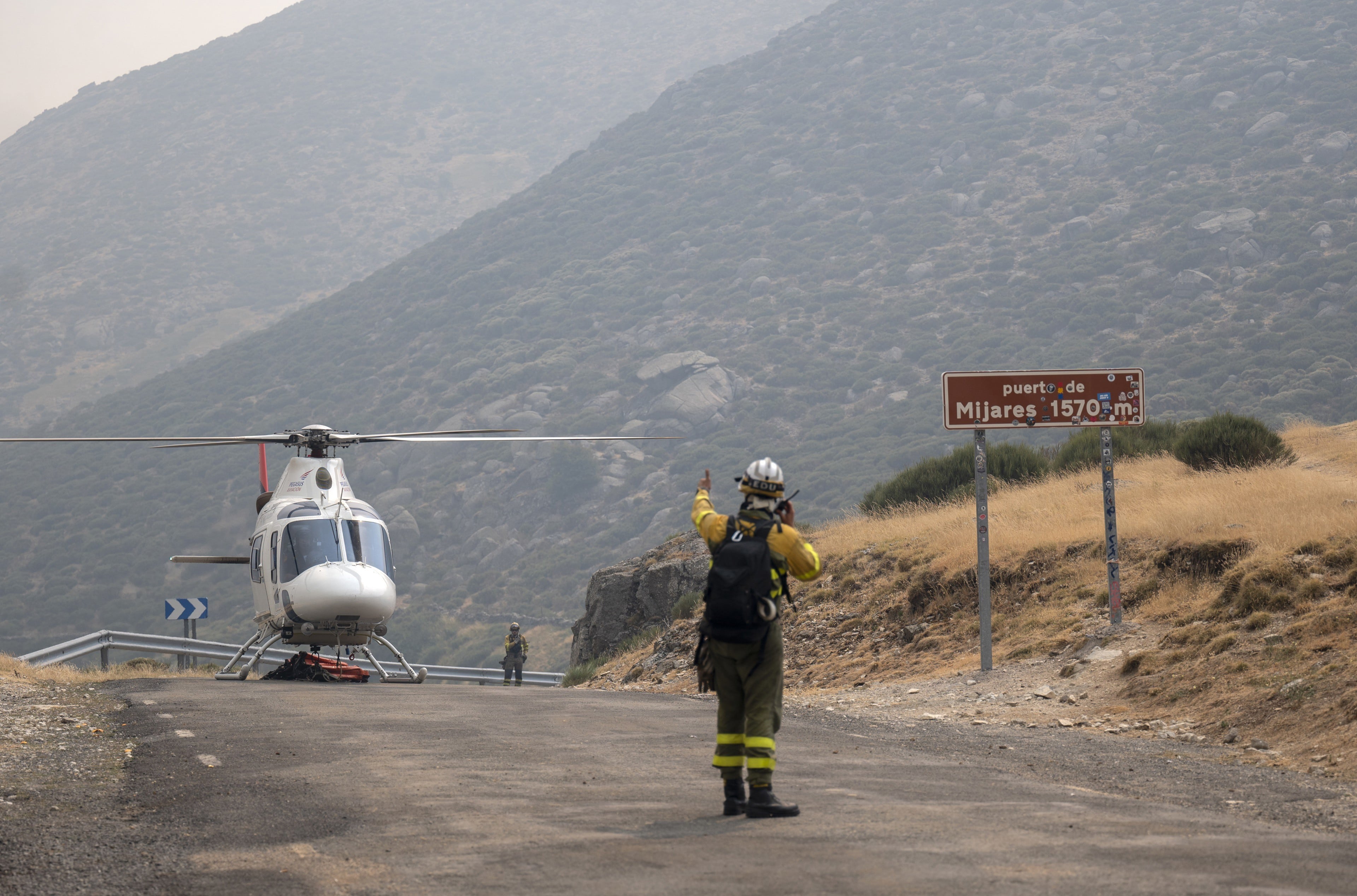 Última hora de los incendios forestales en España, en directo | Los trabajos en la sierra oeste de Madrid se centran en el entorno del río Cofio, uno de los puntos críticos