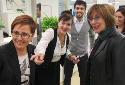 María José Olaziregi, Aizpea Goenaga (centro) y Blanca Urgell, ayer en la nueva sede del Instituto Etxepare en San Sebastián.