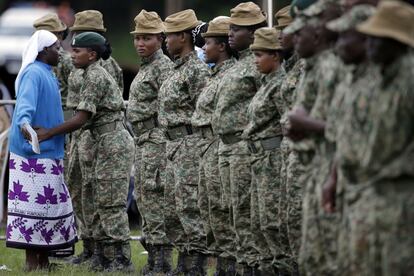 Una monja es registrada por una soldado antes de asistir a una reunión mantenida Francisco con religiosos y religiosas, en el campo de deportes de la Escuela Santa María, en Nairobi (Kenia).