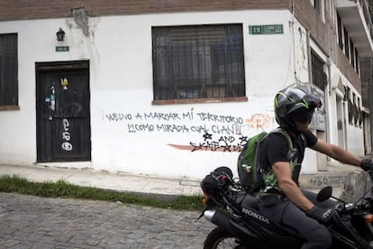 Una de las pintadas corregidas por la Acción Ortográfica Quito.