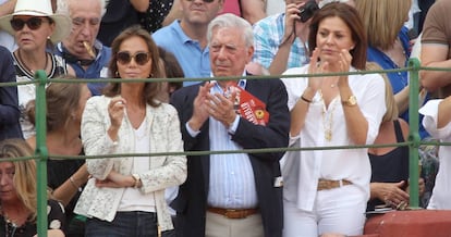 Isabel Preysler, Mario Vargas Llosa y Nuria Fern&aacute;ndez, en Valladolid.
