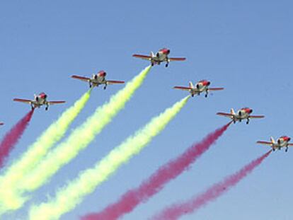 La patrulla acrobática España C-101-Mirlo dibuja la bandera española con humo de colores en el desfile de ayer.