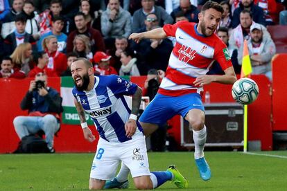 Quini, que se lesionó, se impone a Aleix Vidal.