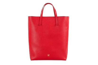 Shopper
	

	Es un bolso grande con dos asas y perfecto para ir al trabajo o de compras (de ahí su nombre). Generalmente tiene un solo bolsillo aunque algunos pueden tener compartimentos interiores más pequeños. En la imagen, 'shopper' rojo de Carolina Herrera.