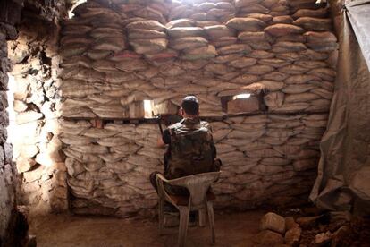 Un miliciano que apoya al Gobierno sirio en su puesto de control en el barrio Hamidiyah en Alepo, Siria.