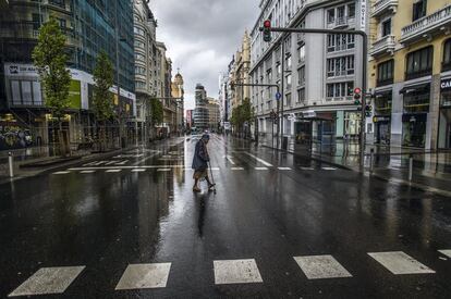 <p><b>Paisaje irreal, pesadilla real</b></p> 23 de marzo. El Gobierno ha prolongado el estado de alarma. El país entero está confinado. El virus ha matado ya a más de 1.700 españoles. En Madrid, una mujer atraviesa una Gran Vía desierta, desconocida.