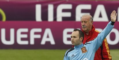 Iniesta, al frente, y Del Bosque, en un entrenamiento .