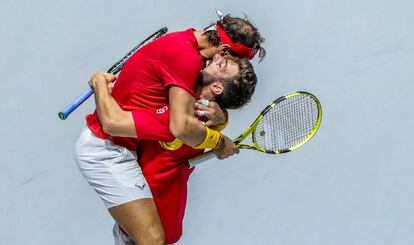 Nadal y Granollers celebran la victoria en el partido de dobles contra Argentina.