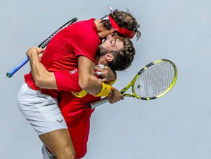 Nadal y Granollers celebran la victoria en el partido de dobles contra Argentina.