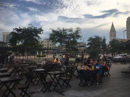 De um lado, a Faria Lima, com seus escritórios, seus executivos na hora do almoço e seus centros comerciais; do outro, o Alto de Pinheiros, com suas casinhas ricas e seus restaurantes chiques cheios de gente com barba. No meio, resistente, teimoso, algo sujo, sempre movimentado, o Largo da Batata, meu lugar preferido de São Paulo. Agora, nos dias ensolarados, há cadeiras de praia para que você se deite, feche os olhos e imagine que está em Copacabana. Sabemos que isto não é Copacabana, mas o que você queria... À noite, há bares com música caipira ao vivo, algum puteiro numa esquina, bares com mesas nas calçadas sempre cheias, bailes improvisados no centro da praça, grupos de capoeira, batucadas, funkeiros desarticulados, malucos de bicicleta, gente para cima e para baixo, que vêm e vão. Se você se sentir sozinho, venha para a praça. Eu faço isso sempre.  (Antonio Jiménez Barca)