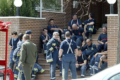 Un grupos de bomberos, en el portal del edificio siniestrado.