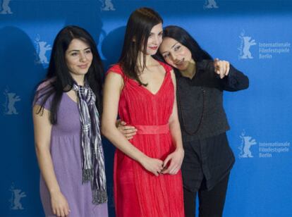 La directora Yasemin Samdereli (derecha), con la guionista y la actriz de su película <i>Almanya</i>.