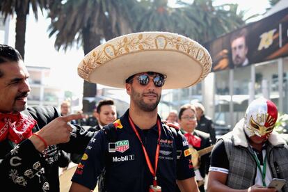Daniel Ricciardo de Red Bull Racingllegó al autódromo con un sombrero de charro. 