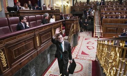 Rajoy abandona el Congreso de los Diputados poco antes del final de la sesión matinal del debate de la moción.