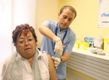 Una mujer recibe la vacuna de la nueva gripe en un centro de salud de Osakidetza en Bilbao.