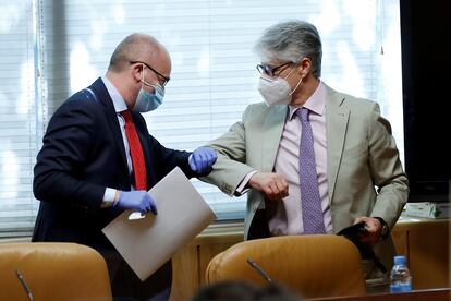 El presidente de la Asamblea de Madrid, Juan Trinidad Martos (i) felicita al diputado socialista Carlos Carnero (d) tras ser nombrado presidente de la Comisión de Reconstrucción durante su constitución en la Asamblea de Madrid este miércoles.