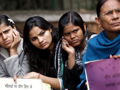 Varias mujeres en una concentración en Nueva Delhi.