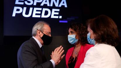 La vicepresidenta primera del Gobierno, Carmen Calvo (de espaldas) y la ministra de Hacienda, María Jesús Montero, conversan con el presidente de ACS, Florentino Pérez.