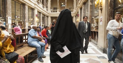 Una mujer viste un niqab en el interior del ayuntamiento de Schaarbeek en Bélgica.