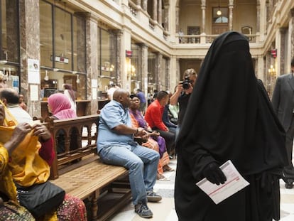 Una mujer viste un niqab en el interior del ayuntamiento de Schaarbeek en Bélgica.