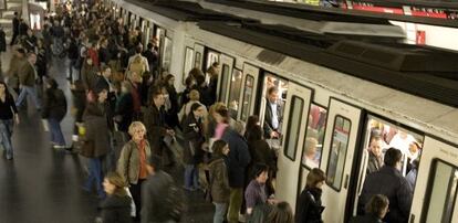 Usuarios del metro, suben y bajan en hora punta.