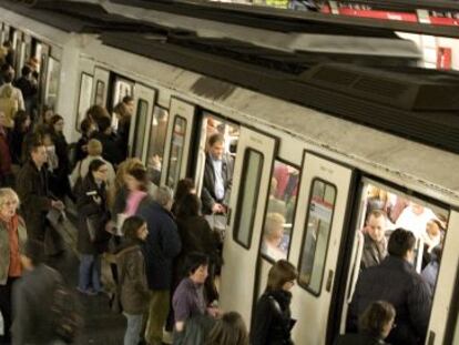 Usuarios del metro, suben y bajan en hora punta.